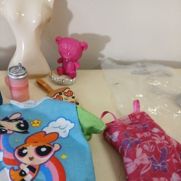 Assorted Barbie clothes and accessories - 20 pieces - Picture 3 of 8